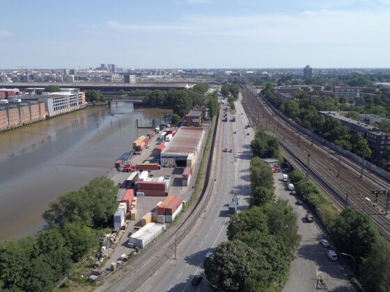 Luftbild des Saalehafens und den angrenzenden Straßen und Bahnschienen. Auf der rechten Seite liegt die Veddel