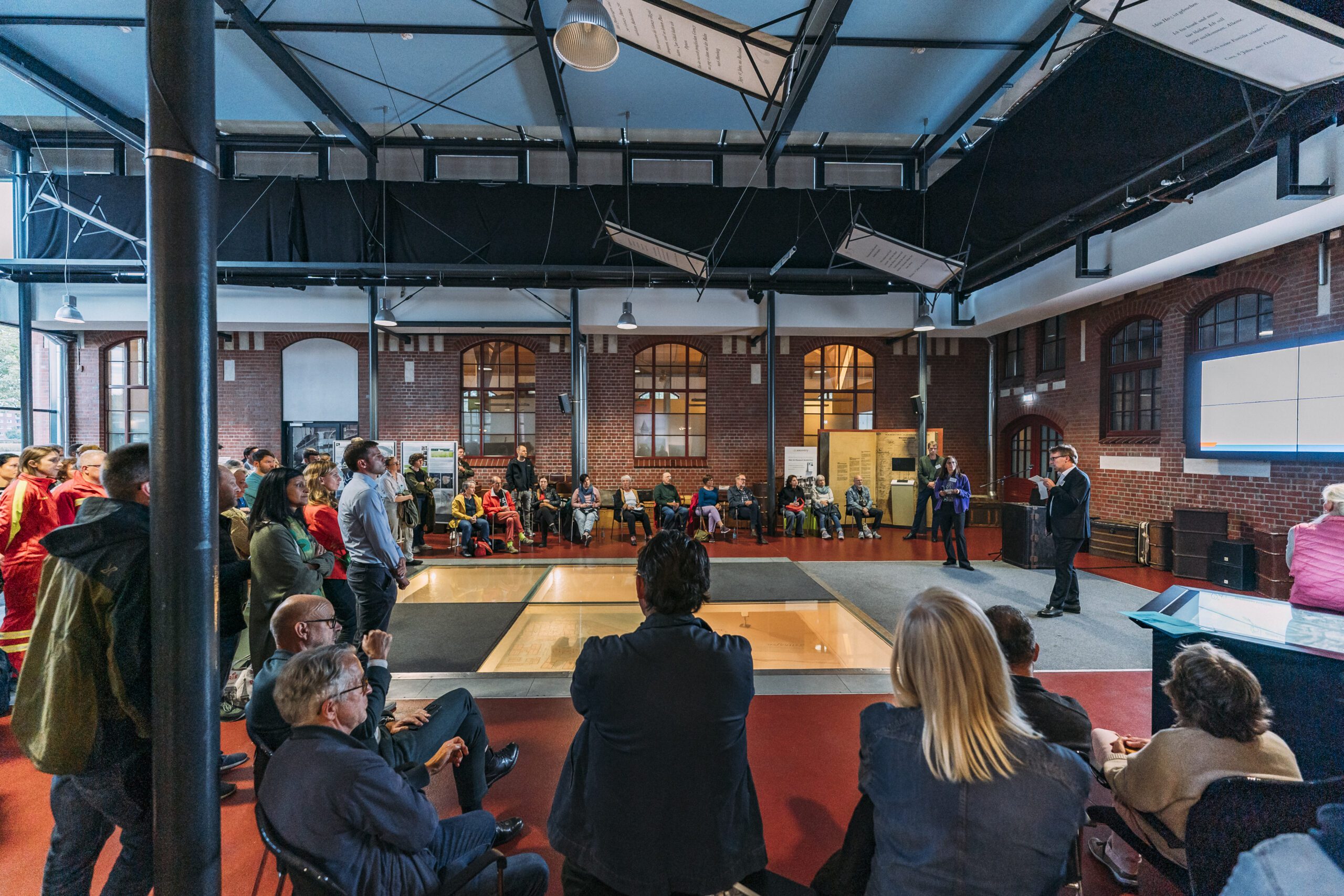 Besuchende bei der Veranstaltung "Grasbrook im Dialog"