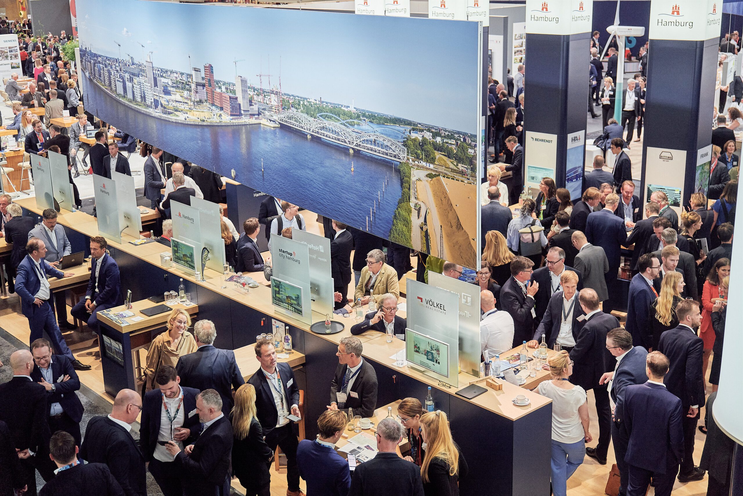 Blick von schräg oben auf Besuchende der ExpoReal 2023.