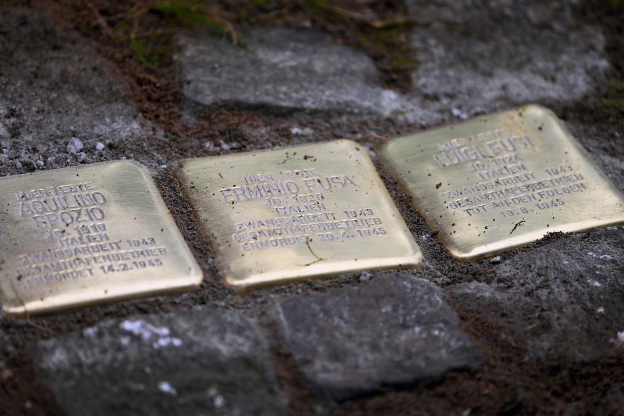 Drei Stolpersteine für Zwangsarbeitende