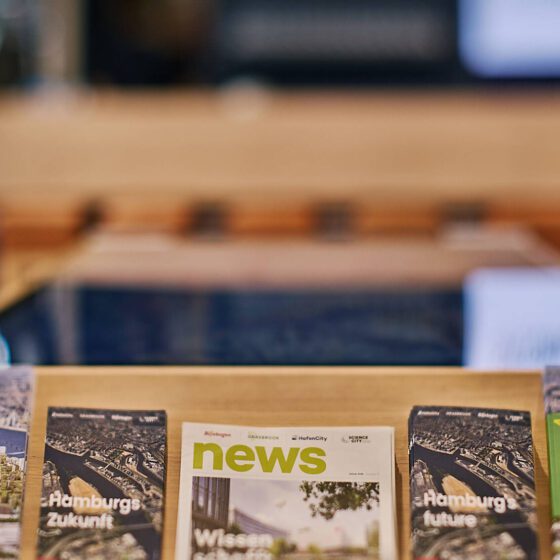 Auslage mit Magazinen und Newsletter