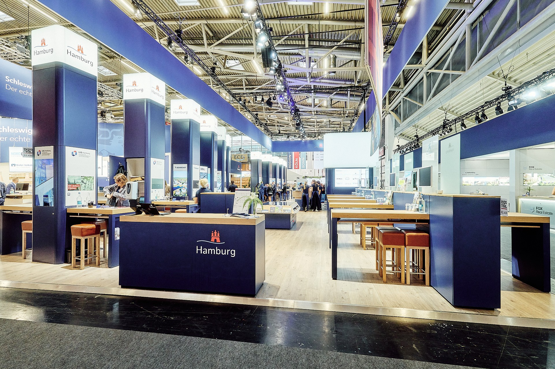 exporeal25_20251007_stefangroenveld_print08590393.jpg_compressed ein Messstand mit Hamburg Logo