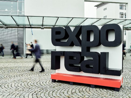 Ein Schild mit dem Titel Expo Real